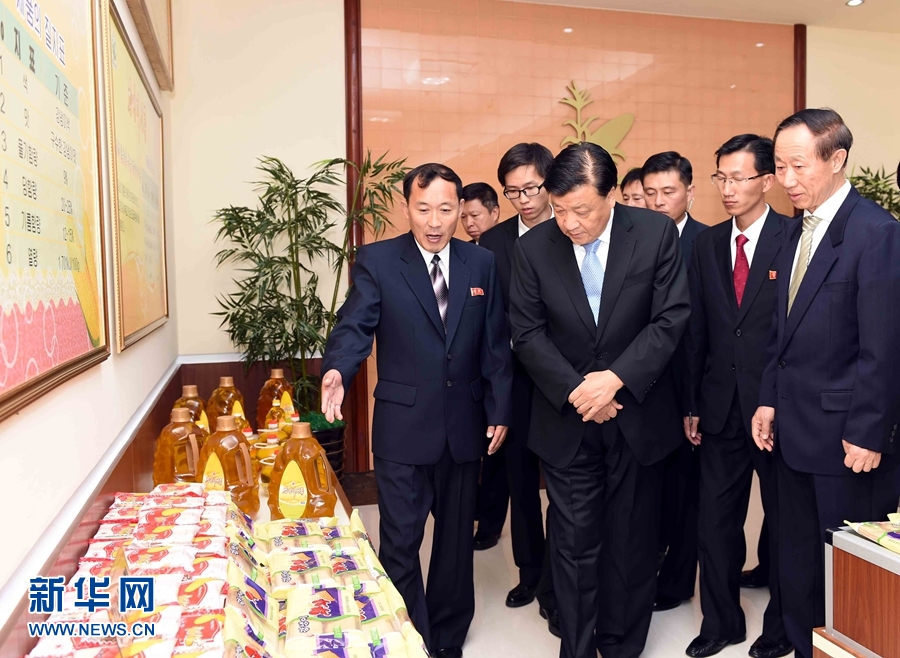 10月11日，中共中央政治局常委、中央書記處書記劉云山參觀考察平壤玉米加工廠。 新華社記者 饒愛民 攝