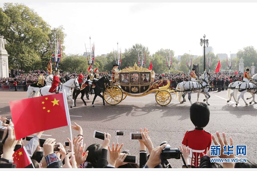 這是習(xí)近平和夫人彭麗媛在女王夫婦陪同下，乘坐皇家馬車前往白金漢宮下榻。新華社記者 周磊 攝