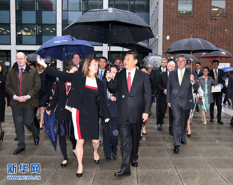 10月21日，國家主席習近平在倫敦參觀帝國理工學院。 新華社記者姚大偉 攝