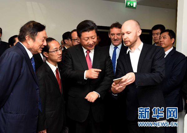 10月21日，國(guó)家主席習(xí)近平在倫敦參觀華為英國(guó)公司。 新華社記者 饒愛(ài)民 攝