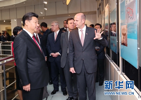 10月22日，國家主席習近平在倫敦參觀國際移動衛(wèi)星公司。新華社記者 姚大偉 攝 