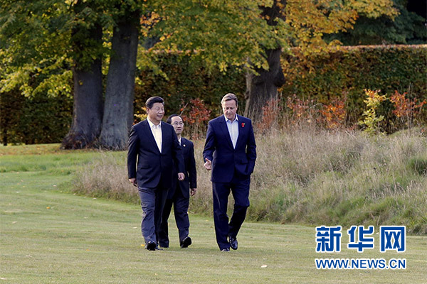 這是習近平與卡梅倫漫步草坪，邊走邊談。新華社記者 鞠鵬攝