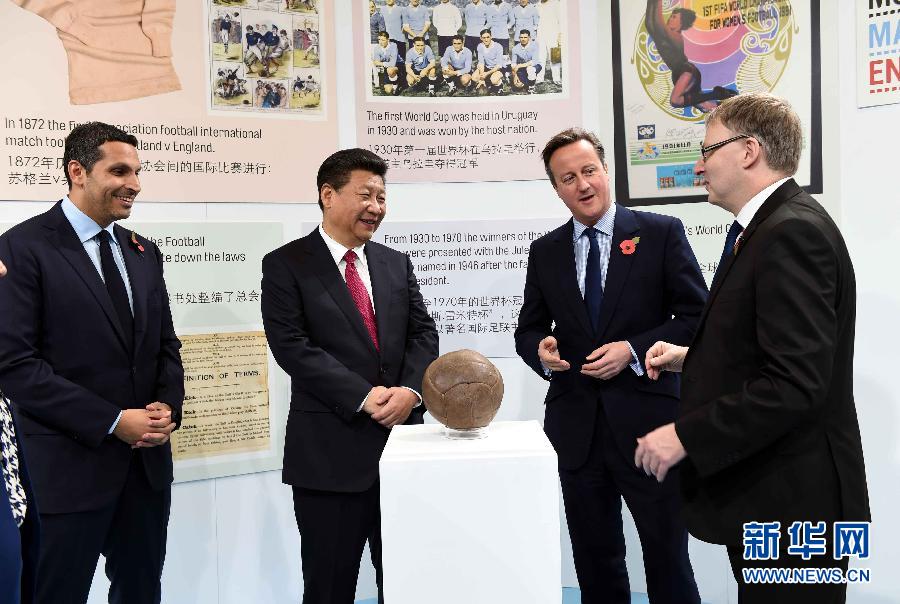 10月23日，國家主席習近平在英國首相卡梅倫陪同下，參觀曼徹斯特城市足球?qū)W院。 新華社記者 饒愛民 攝