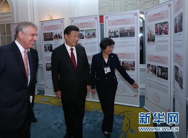 10月22日，國家主席習近平在倫敦出席全英孔子學院和孔子課堂年會開幕式。這是習近平參觀全英孔子學院和孔子課堂成果圖片展。 新華社記者 龐興雷 攝
