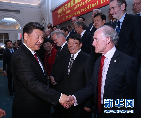 10月22日，國家主席習近平在倫敦出席全英孔子學院和孔子課堂年會開幕式。這是習近平同參加開幕式的嘉賓親切交談。 新華社記者 龐興雷 攝 
