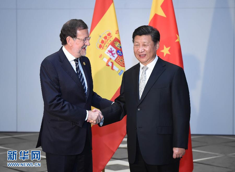 11月16日，國(guó)家主席習(xí)近平在土耳其安塔利亞會(huì)見西班牙首相拉霍伊。 新華社記者 張鐸 攝