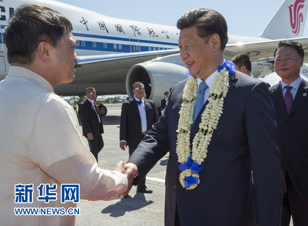 11月17日，國(guó)家主席習(xí)近平抵達(dá)菲律賓首都馬尼拉尼諾·阿基諾國(guó)際機(jī)場(chǎng)，出席即將舉行的亞太經(jīng)合組織第二十三次領(lǐng)導(dǎo)人非正式會(huì)議。菲律賓高級(jí)官員到機(jī)場(chǎng)迎接習(xí)近平主席。新華社記者李學(xué)仁攝