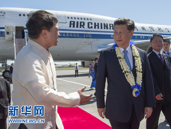 11月17日，國(guó)家主席習(xí)近平抵達(dá)菲律賓首都馬尼拉尼諾·阿基諾國(guó)際機(jī)場(chǎng)，出席即將舉行的亞太經(jīng)合組織第二十三次領(lǐng)導(dǎo)人非正式會(huì)議。菲律賓高級(jí)官員到機(jī)場(chǎng)迎接習(xí)近平主席。新華社記者李學(xué)仁攝