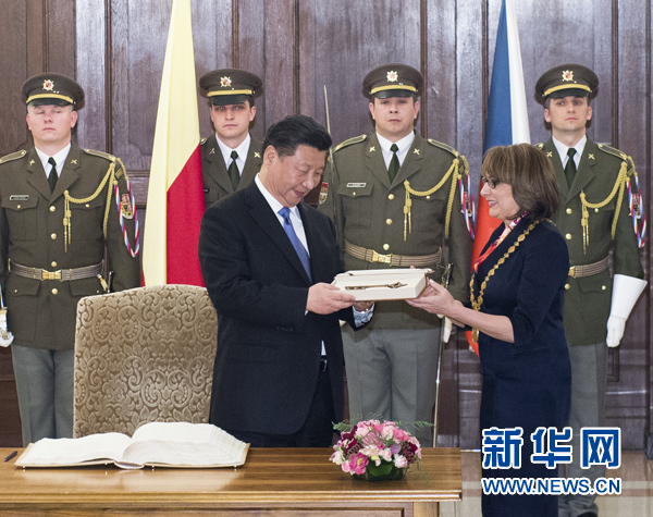 當?shù)貢r間3月29日，國家主席習近平在捷克布拉格會見布拉格市長科爾娜喬娃，并接受科爾娜喬娃代表該市贈予的城市鑰匙。 新華社記者 王曄 攝