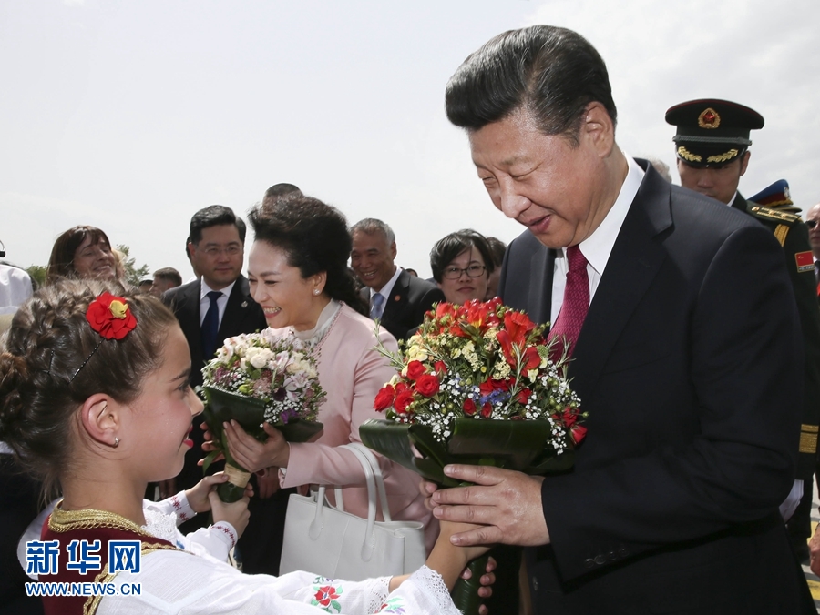  6月17日，國家主席習(xí)近平乘專機(jī)抵達(dá)貝爾格萊德，開始對塞爾維亞共和國進(jìn)行國事訪問。塞爾維亞少年兒童向習(xí)近平和夫人彭麗媛獻(xiàn)上鮮花。新華社記者 蘭紅光 攝 