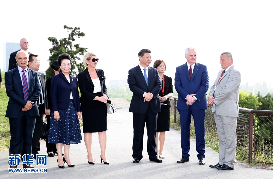 6月17日，中國國家主席習近平和夫人彭麗媛在塞爾維亞總統(tǒng)尼科利奇夫婦陪同下參觀具有悠久歷史的貝爾格萊德卡萊梅格丹公園。 新華社記者 馬占成 攝