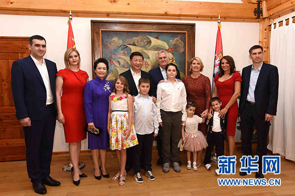 當?shù)貢r間6月17日，國家主席習近平同塞爾維亞總統(tǒng)尼科利奇在貝爾格萊德舉行會晤。這是習近平和夫人彭麗媛同尼科利奇夫婦及家人在和平別墅合影。新華社記者饒愛民攝