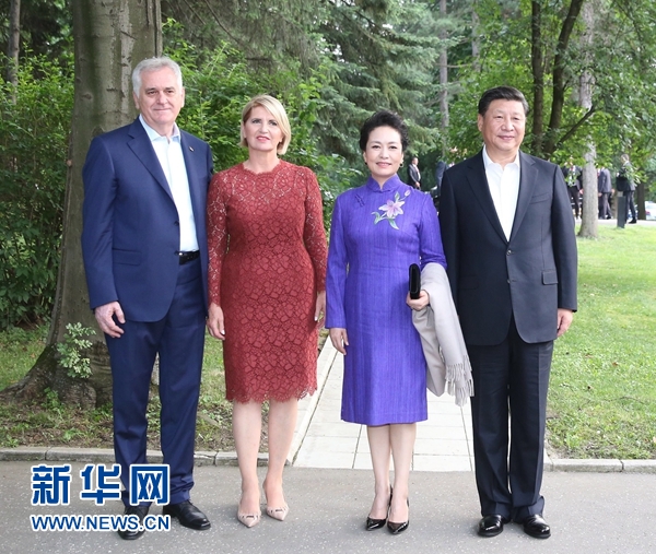 當?shù)貢r間6月17日，國家主席習近平同塞爾維亞總統(tǒng)尼科利奇在貝爾格萊德舉行會晤。這是習近平和夫人彭麗媛同尼科利奇夫婦在和平別墅合影。新華社記者 丁林 攝