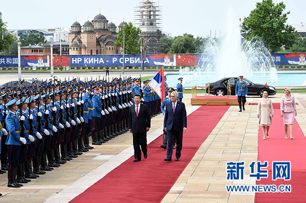 6月18日，國家主席習近平出席塞爾維亞總統(tǒng)尼科利奇在貝爾格萊德舉行的隆重歡迎儀式。 新華社記者饒愛民攝