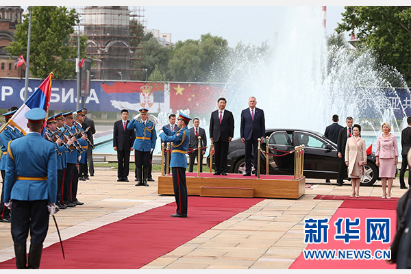  6月18日，國家主席習近平出席塞爾維亞總統(tǒng)尼科利奇在貝爾格萊德舉行的隆重歡迎儀式。 新華社記者馬占成攝