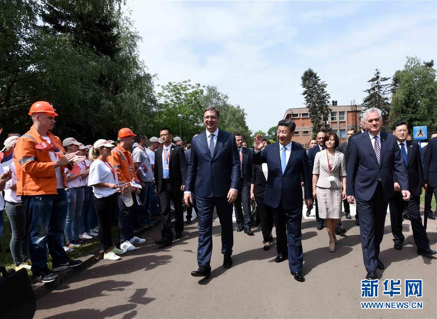 6月19日上午，國家主席習近平在貝爾格萊德參觀河鋼集團塞爾維亞斯梅代雷沃鋼廠。習近平抵達時，塞爾維亞總統(tǒng)尼科利奇、總理武契奇在停車處熱情迎接。鋼廠工人和家屬、當地市民數千人夾道歡迎。新華社記者 饒愛民 攝