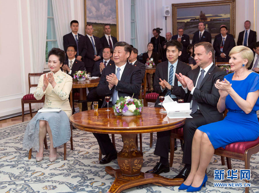 6月19日，國家主席習(xí)近平和夫人彭麗媛下午抵達(dá)波蘭首都華沙，當(dāng)晚即應(yīng)邀來到貝爾維德宮做客。這是習(xí)近平和彭麗媛同杜達(dá)夫婦共同欣賞波蘭馬佐夫舍民族歌舞團(tuán)的精彩演出。新華社記者 謝環(huán)馳 攝 