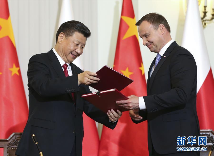 6月20日，國(guó)家主席習(xí)近平在華沙同波蘭總統(tǒng)杜達(dá)舉行會(huì)談。這是會(huì)談后，兩國(guó)元首共同簽署《中華人民共和國(guó)和波蘭共和國(guó)關(guān)于建立全面戰(zhàn)略伙伴關(guān)系的聯(lián)合聲明》。新華社記者蘭紅光攝