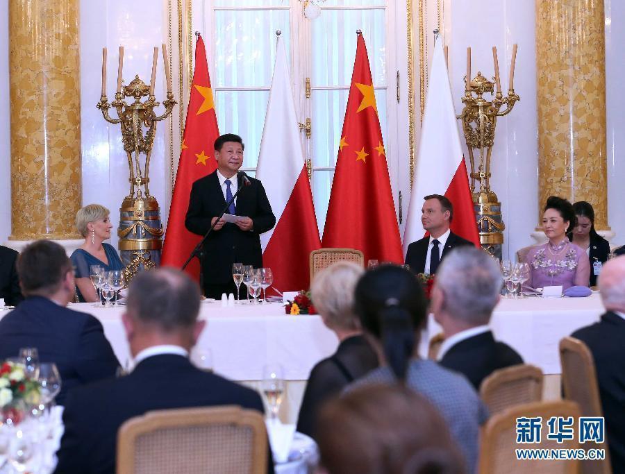 6月20日，國(guó)家主席習(xí)近平出席波蘭總統(tǒng)杜達(dá)在華沙王宮舉行的盛大歡迎晚宴。 新華社記者 劉衛(wèi)兵 攝