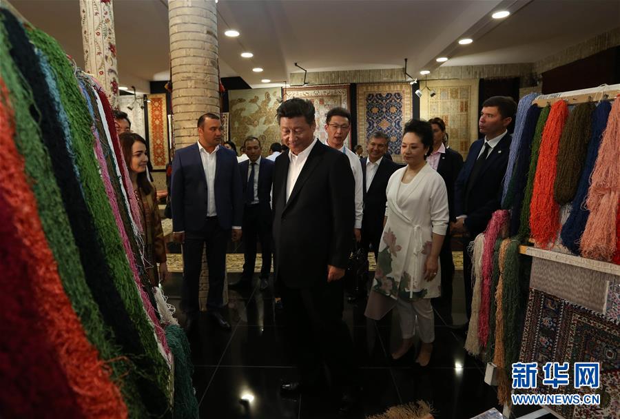 6月21日下午，正在對(duì)烏茲別克斯坦進(jìn)行國(guó)事訪問(wèn)的國(guó)家主席習(xí)近平在烏茲別克斯坦總理米爾濟(jì)約耶夫陪同下，來(lái)到布哈拉古城參觀這座被稱(chēng)為“絲綢之路活化石”的歷史文化名城。這是習(xí)近平和夫人彭麗媛參觀一家地毯和絲綢作坊。新華社記者蘭紅光攝