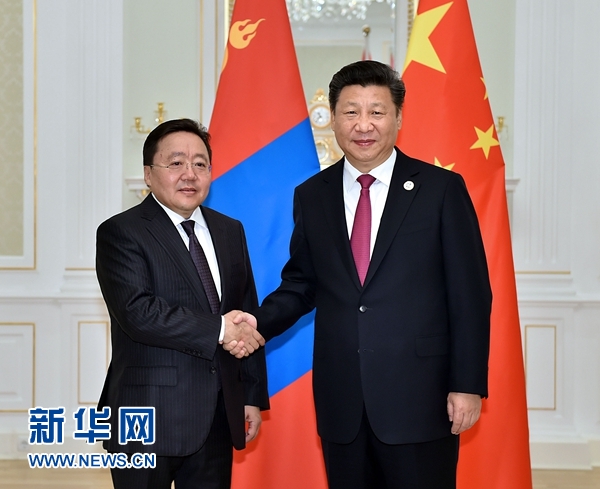 6月23日，國(guó)家主席習(xí)近平在塔什干會(huì)見(jiàn)蒙古國(guó)總統(tǒng)額勒貝格道爾吉。 新華社記者李濤攝