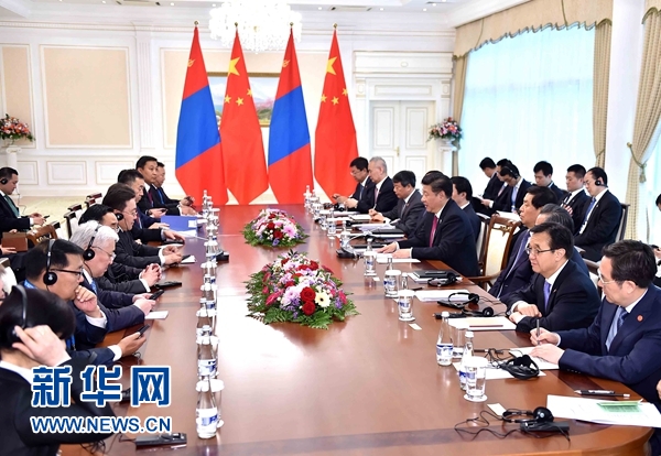 6月23日，國(guó)家主席習(xí)近平在塔什干會(huì)見(jiàn)蒙古國(guó)總統(tǒng)額勒貝格道爾吉。 新華社記者李濤攝