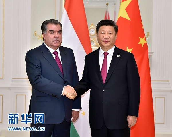 6月23日，國(guó)家主席習(xí)近平在塔什干會(huì)見(jiàn)塔吉克斯坦總統(tǒng)拉赫蒙。新華社記者李濤攝