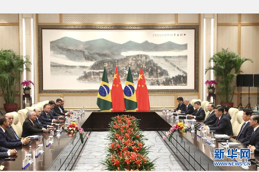 9月2日，國(guó)家主席習(xí)近平在杭州會(huì)見(jiàn)前來(lái)出席二十國(guó)集團(tuán)領(lǐng)導(dǎo)人杭州峰會(huì)的巴西總統(tǒng)特梅爾。 新華社記者龐興雷攝