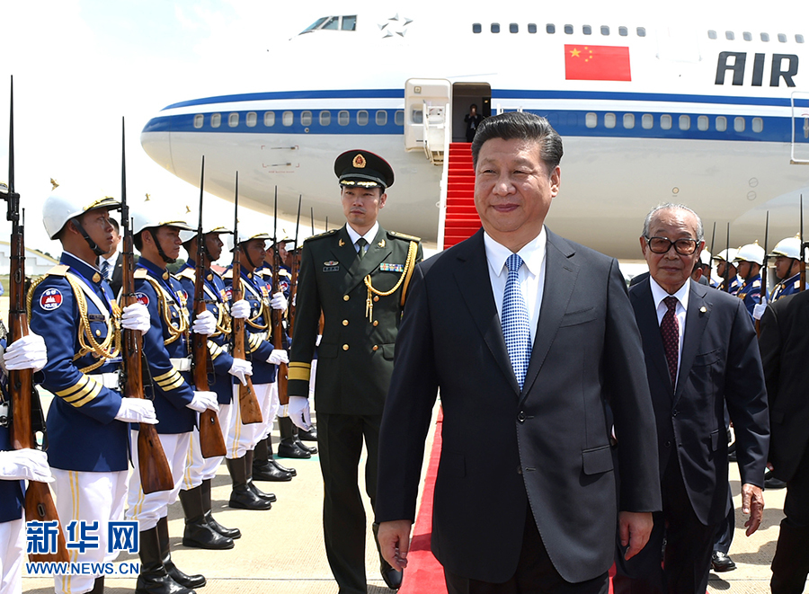 10月13日，國家主席習(xí)近平乘專機(jī)抵達(dá)金邊國際機(jī)場(chǎng)，開始對(duì)柬埔寨王國進(jìn)行國事訪問。柬埔寨副首相兼王宮事務(wù)大臣貢桑奧親王和夏卡朋親王、阿倫公主等在舷梯旁熱情迎接習(xí)近平主席。新華社記者　謝環(huán)馳　攝