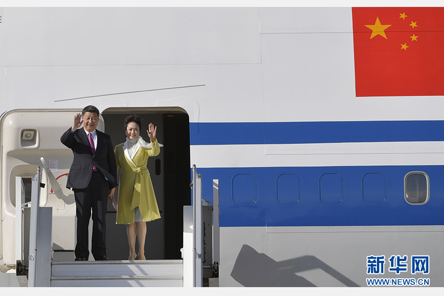 當(dāng)?shù)貢r(shí)間11月17日，國(guó)家主席習(xí)近平乘專機(jī)抵達(dá)基多，開始對(duì)厄瓜多爾共和國(guó)進(jìn)行國(guó)事訪問。這是習(xí)近平與夫人彭麗媛向歡迎人群揮手致意。新華社記者 王曄 攝 