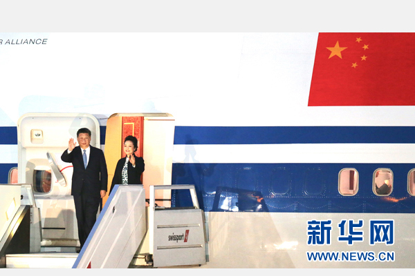 當(dāng)?shù)貢r(shí)間11月18日，國(guó)家主席習(xí)近平抵達(dá)利馬，出席亞太經(jīng)合組織第二十四次領(lǐng)導(dǎo)人非正式會(huì)議并對(duì)秘魯共和國(guó)進(jìn)行國(guó)事訪問(wèn)。習(xí)近平和夫人彭麗媛受到秘魯副總統(tǒng)阿勞斯等熱情迎接。新華社記者 丁林 攝