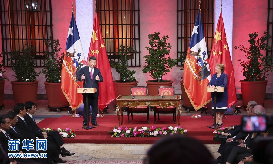 11月22日，國家主席習(xí)近平在圣地亞哥同智利總統(tǒng)巴切萊特舉行會(huì)談。這是會(huì)談后，兩國元首共同會(huì)見記者。 新華社記者 蘭紅光 攝