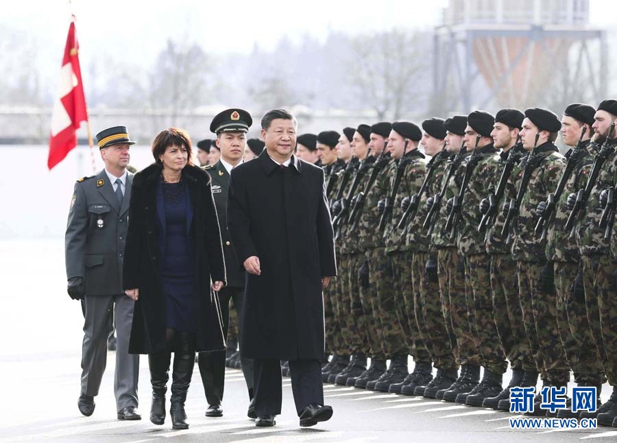 1月15日，國(guó)家主席習(xí)近平乘專機(jī)抵達(dá)蘇黎世，開(kāi)始對(duì)瑞士聯(lián)邦進(jìn)行國(guó)事訪問(wèn)。 這是習(xí)近平在瑞士聯(lián)邦主席洛伊特哈德陪同下檢閱儀仗隊(duì)。新華社記者 蘭紅光 攝