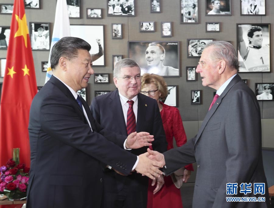 1月18日，國家主席習(xí)近平在瑞士洛桑國際奧林匹克博物館會見國際奧林匹克委員會主席巴赫。這是會見后，習(xí)近平與國際奧委會名譽主席羅格交談。新華社記者 蘭紅光 攝