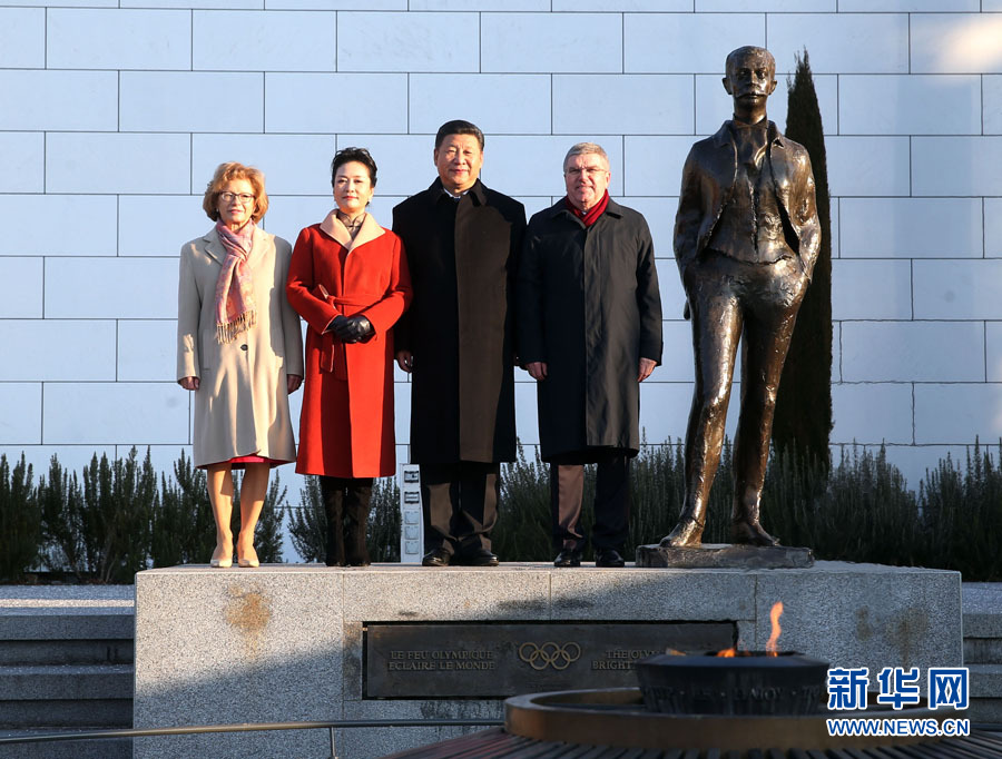 1月18日，國家主席習(xí)近平在瑞士洛桑國際奧林匹克博物館會見國際奧林匹克委員會主席巴赫。這是習(xí)近平和夫人彭麗媛與巴赫夫婦在現(xiàn)代奧林匹克運動發(fā)起人顧拜旦雕像前合影。新華社記者 姚大偉 攝