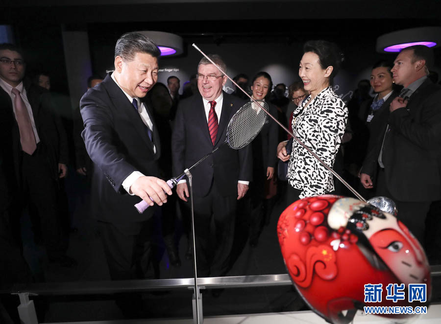 1月18日，國家主席習(xí)近平在瑞士洛桑國際奧林匹克博物館會見國際奧林匹克委員會主席巴赫。這是習(xí)近平在巴赫陪同下，參觀羽毛球世界冠軍李玲蔚用過的球拍。新華社記者 蘭紅光 攝