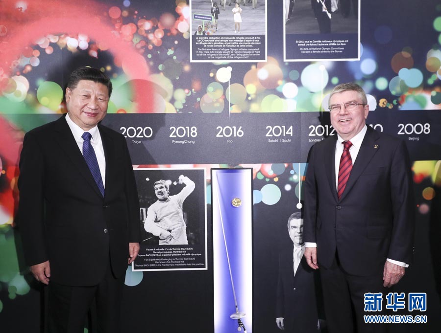 1月18日，國家主席習(xí)近平在瑞士洛桑國際奧林匹克博物館會見國際奧林匹克委員會主席巴赫。這是習(xí)近平與巴赫在巴赫作為擊劍運動員參加奧運會的照片前合影。新華社記者 蘭紅光 攝