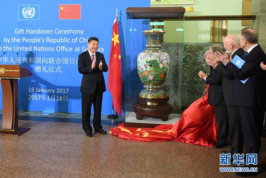 1月18日，國家主席習(xí)近平在瑞士日內(nèi)瓦萬國宮出席“共商共筑人類命運共同體”高級別會議，并發(fā)表題為《共同構(gòu)建人類命運共同體》的主旨演講。這是會議結(jié)束后，習(xí)近平出席中國向聯(lián)合國日內(nèi)瓦總部贈禮儀式。新華社記者 張鐸 攝
