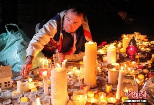 3月23日晚，倫敦民眾在市中心的特拉法加廣場舉行燭光集會，悼念此前一天發(fā)生在英國議會大廈附近的恐怖襲擊事件遇難者。 <a target='_blank' ><p  align=