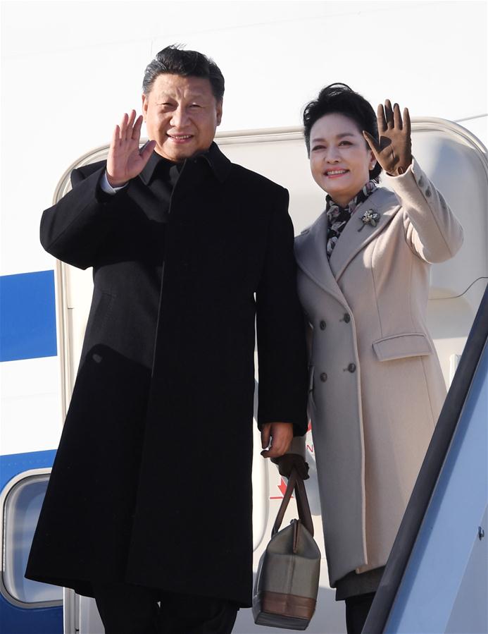 4月4日，國家主席習(xí)近平乘專機(jī)抵達(dá)赫爾辛基，開始對(duì)芬蘭共和國進(jìn)行國事訪問。這是習(xí)近平和夫人彭麗媛步出艙門。 新華社記者 饒愛民 攝 