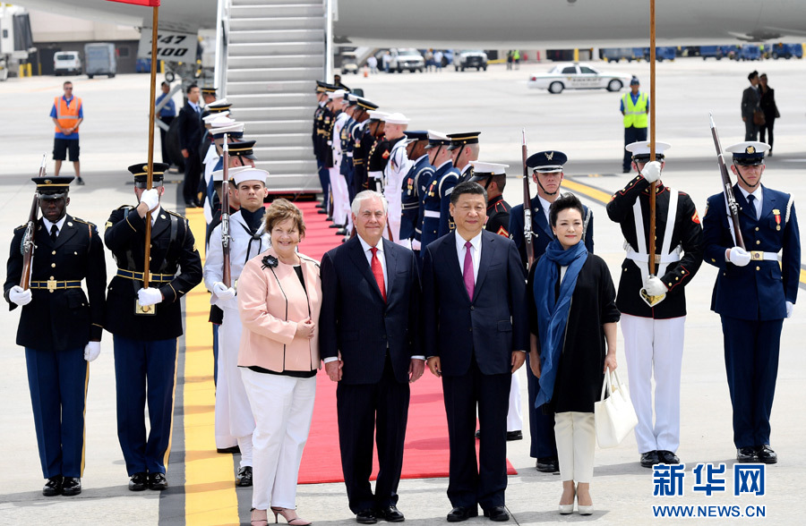4月6日，國(guó)家主席習(xí)近平乘專(zhuān)機(jī)抵達(dá)美國(guó)佛羅里達(dá)州，將在海湖莊園同美國(guó)總統(tǒng)特朗普舉行中美元首會(huì)晤。習(xí)近平和夫人彭麗媛受到美國(guó)國(guó)務(wù)卿蒂勒森夫婦等熱情迎接。新華社記者 吳曉凌 攝