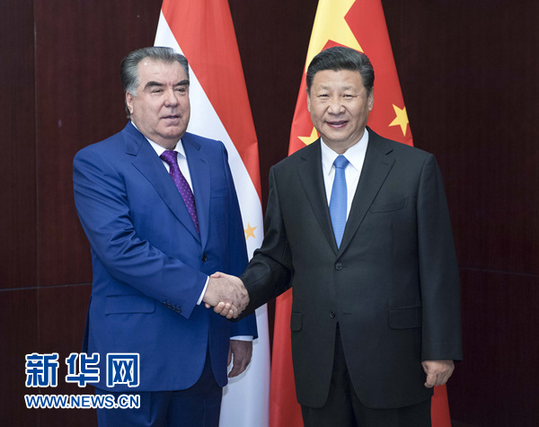 6月9日，國家主席習近平在阿斯塔納會見塔吉克斯坦總統(tǒng)拉赫蒙。新華社記者 李濤 攝