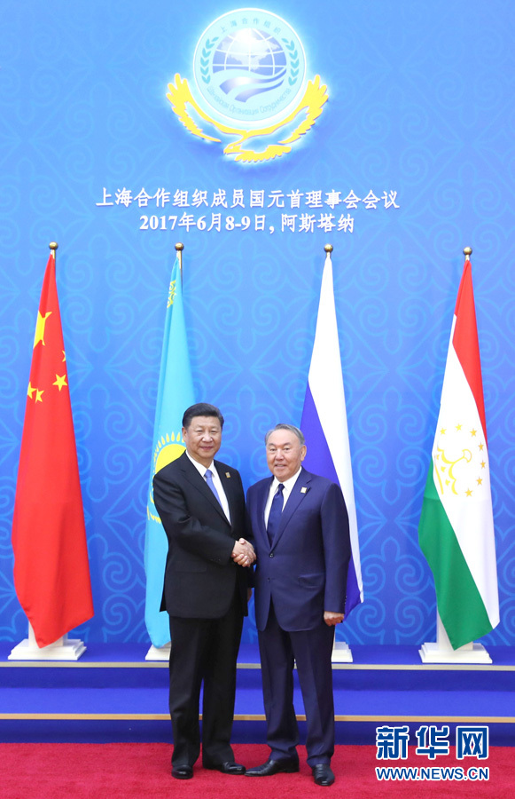 6月9日，國(guó)家主席習(xí)近平在哈薩克斯坦首都阿斯塔納出席上海合作組織成員國(guó)元首理事會(huì)第十七次會(huì)議并發(fā)表重要講話。這是習(xí)近平出席會(huì)議時(shí)，受到哈薩克斯坦總統(tǒng)納扎爾巴耶夫的熱情迎接。新華社記者 馬占成 攝