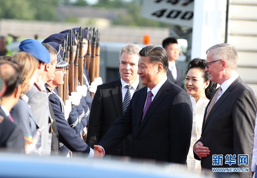 7月4日，國(guó)家主席習(xí)近平乘專機(jī)抵達(dá)柏林，開(kāi)始對(duì)德意志聯(lián)邦共和國(guó)進(jìn)行國(guó)事訪問(wèn)。德國(guó)政府高級(jí)官員在舷梯旁迎接習(xí)近平和夫人彭麗媛。新華社記者 姚大偉 攝