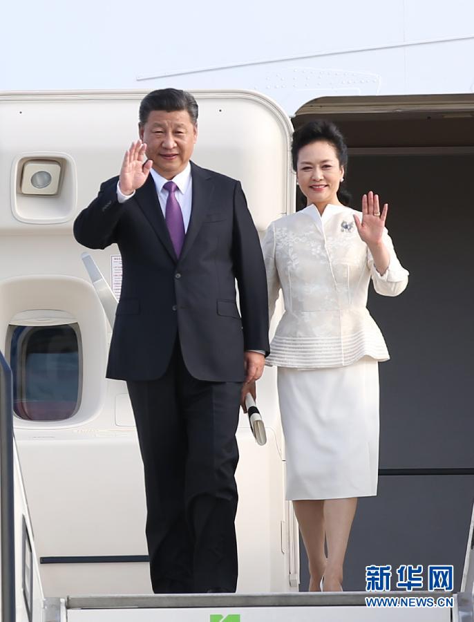 7月4日，國(guó)家主席習(xí)近平乘專機(jī)抵達(dá)柏林，開(kāi)始對(duì)德意志聯(lián)邦共和國(guó)進(jìn)行國(guó)事訪問(wèn)。這是習(xí)近平和夫人彭麗媛步出艙門(mén)。 新華社記者 姚大偉 攝