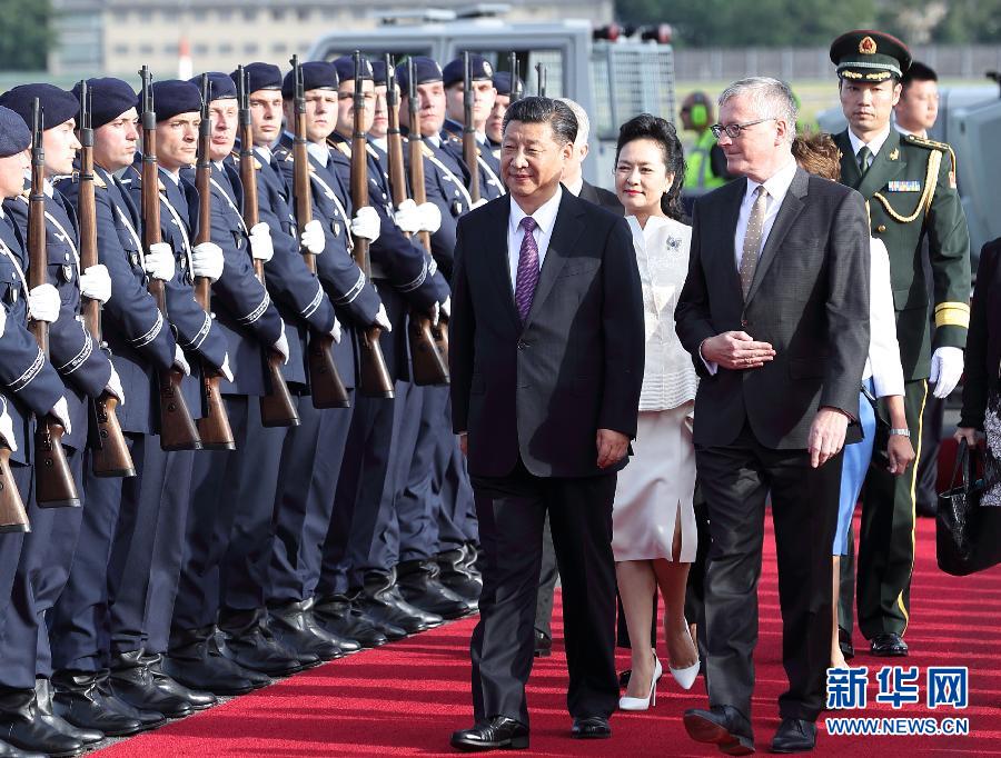 7月4日，國(guó)家主席習(xí)近平乘專機(jī)抵達(dá)柏林，開(kāi)始對(duì)德意志聯(lián)邦共和國(guó)進(jìn)行國(guó)事訪問(wèn)。德國(guó)政府高級(jí)官員在舷梯旁迎接習(xí)近平和夫人彭麗媛。新華社記者 王曄 攝