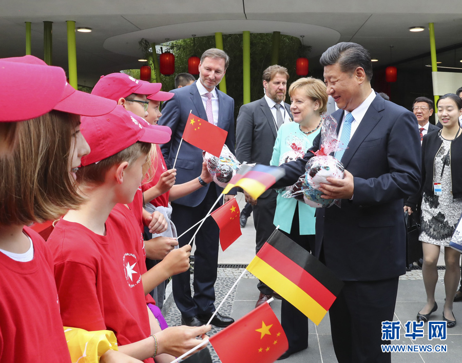 7月5日，國(guó)家主席習(xí)近平同德國(guó)總理默克爾共同出席柏林動(dòng)物園大熊貓館開(kāi)館儀式。這是習(xí)近平向現(xiàn)場(chǎng)的孩子們贈(zèng)送大熊貓毛絨玩具。 新華社記者謝環(huán)馳 攝