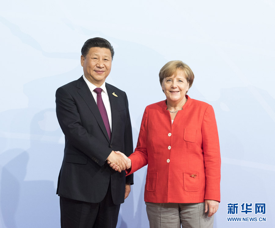7月7日，二十國集團領導人第十二次峰會在德國漢堡舉行。國家主席習近平出席并發(fā)表題為《堅持開放包容　推動聯(lián)動增長》的重要講話。這是峰會開始前，習近平受到德國總理默克爾迎接。新華社記者 李學仁 攝 