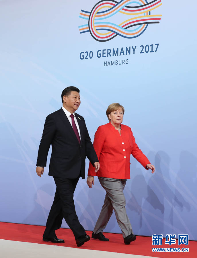 7月7日，二十國集團領導人第十二次峰會在德國漢堡舉行。國家主席習近平出席并發(fā)表題為《堅持開放包容　推動聯(lián)動增長》的重要講話。這是峰會開始前，習近平受到德國總理默克爾迎接。新華社記者 劉衛(wèi)兵 攝 
